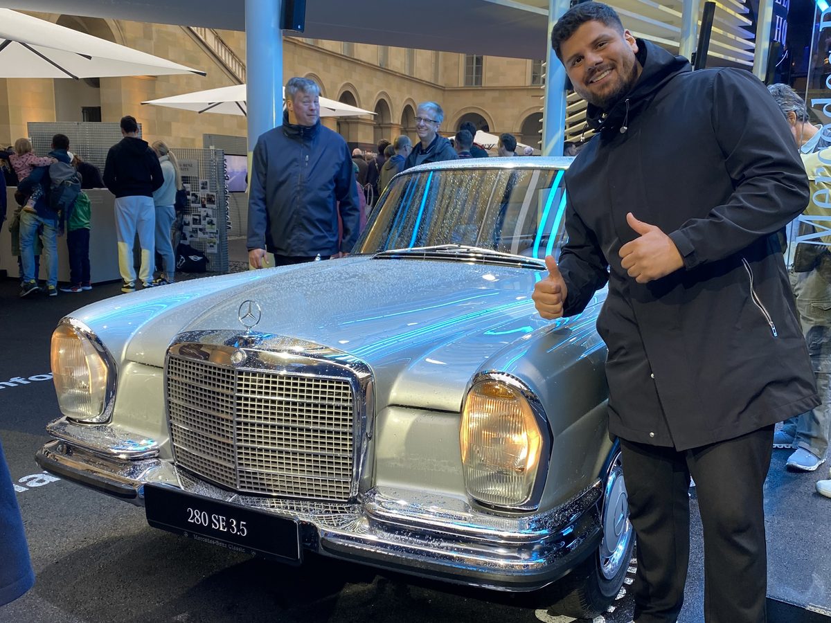 Aiman El Asad neben einem Mercedes-Benz 280 SE 3.5 auf der IAA 2025 in München