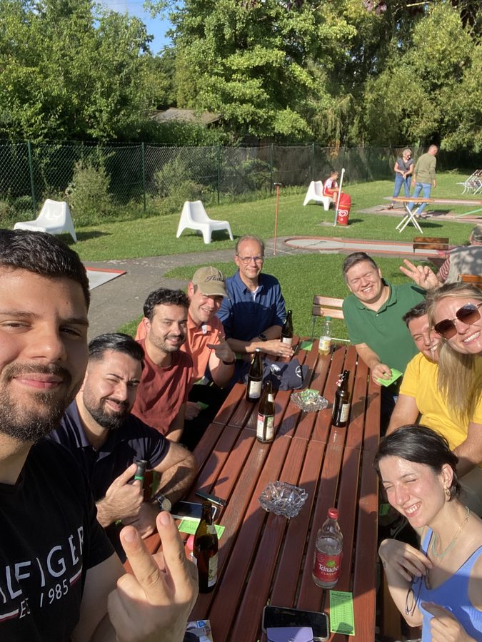 Gruppen-Selfie des Teams auf einer Minigolfanlage