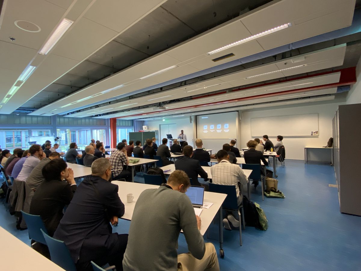 Aiman El Asad bei einem Vortrag im Hörsaal, CIRP CMS 2025, Universität Twente